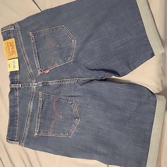 Women's Levi Shorts - Picture 2 of 6